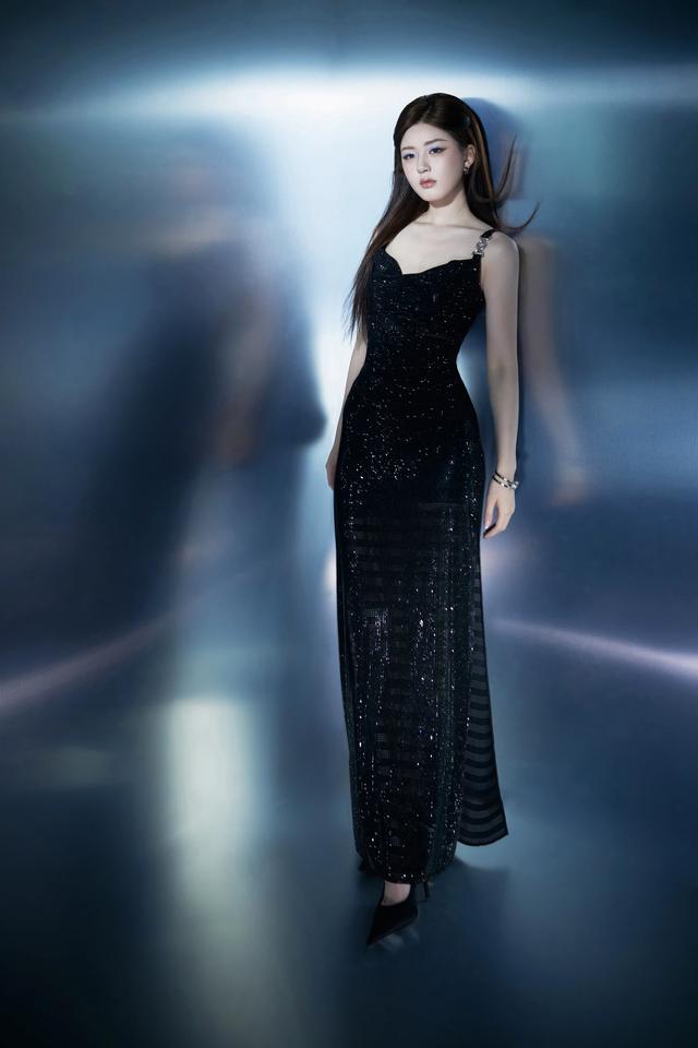 赵露思清冷玫瑰,这是为了搭配美甲特意化了个同色系眼影吗?