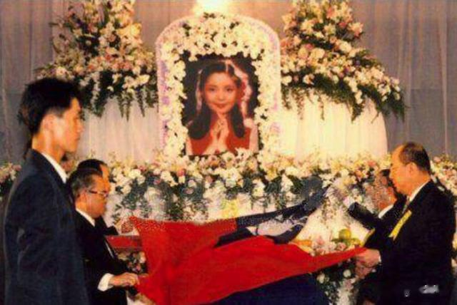 邓丽君遗体之谜:脖子9处针孔,遗体遍布红斑,男友不许解剖