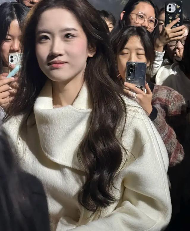 燕京理工学院“刘亦菲”爆红后被喷上热搜，网友：很一般