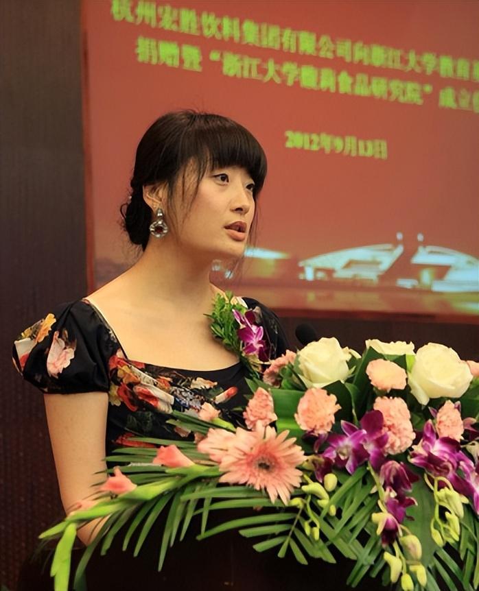 看完宗馥莉，再看孟晚舟，气质云泥之别，网友：这才是“富贵相”