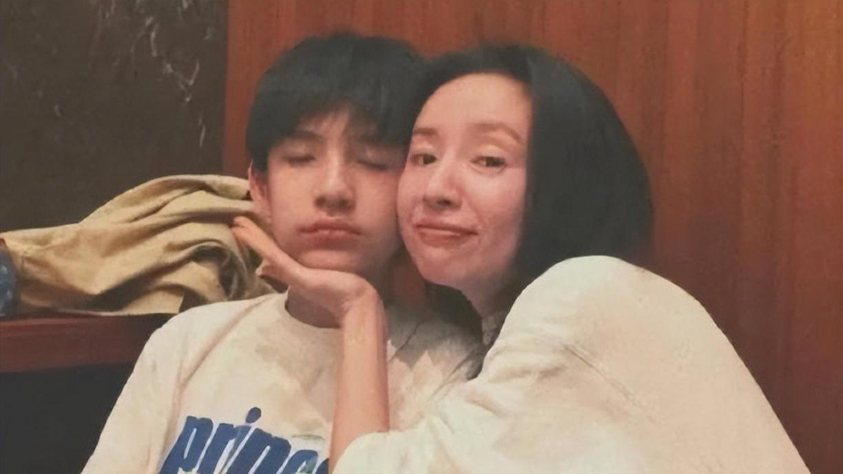 董洁14岁儿子神似梁朝伟，大鼻子如出一辙，网友疑惑重重！