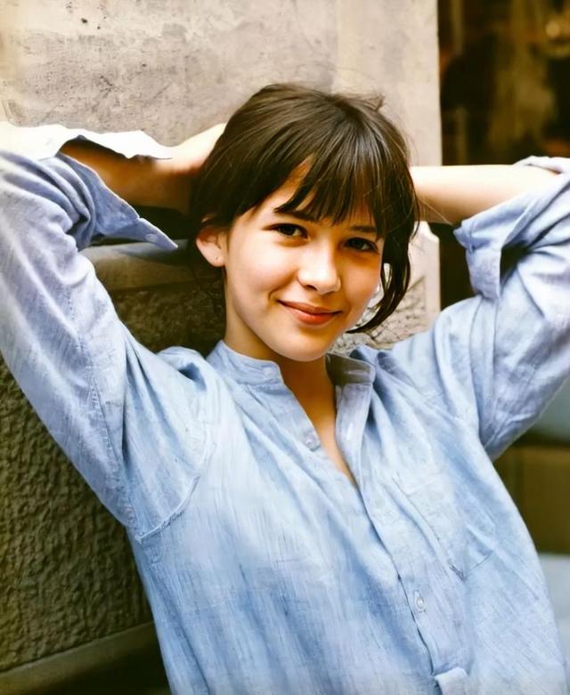 法国国宴上的靓丽风景:苏菲玛索的斜刘海,第一夫人的蓝色连衣裙