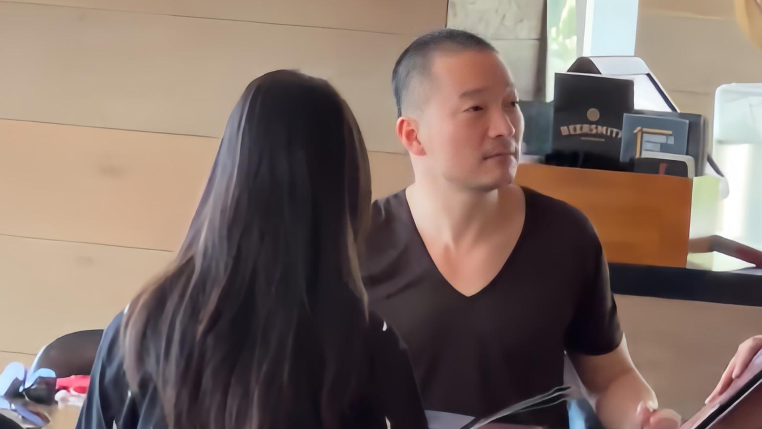 “秀才”喻恩泰现身北京：衣着邋遢显衰老，裤子拉链大开好尴尬