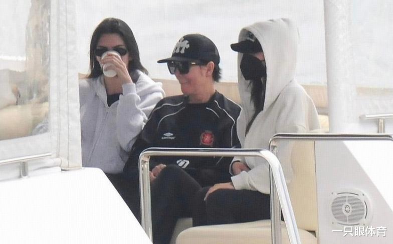 詹娜姐妹出海度假!同框比美秀身材,肯豆绝了,凯莉更有女人味