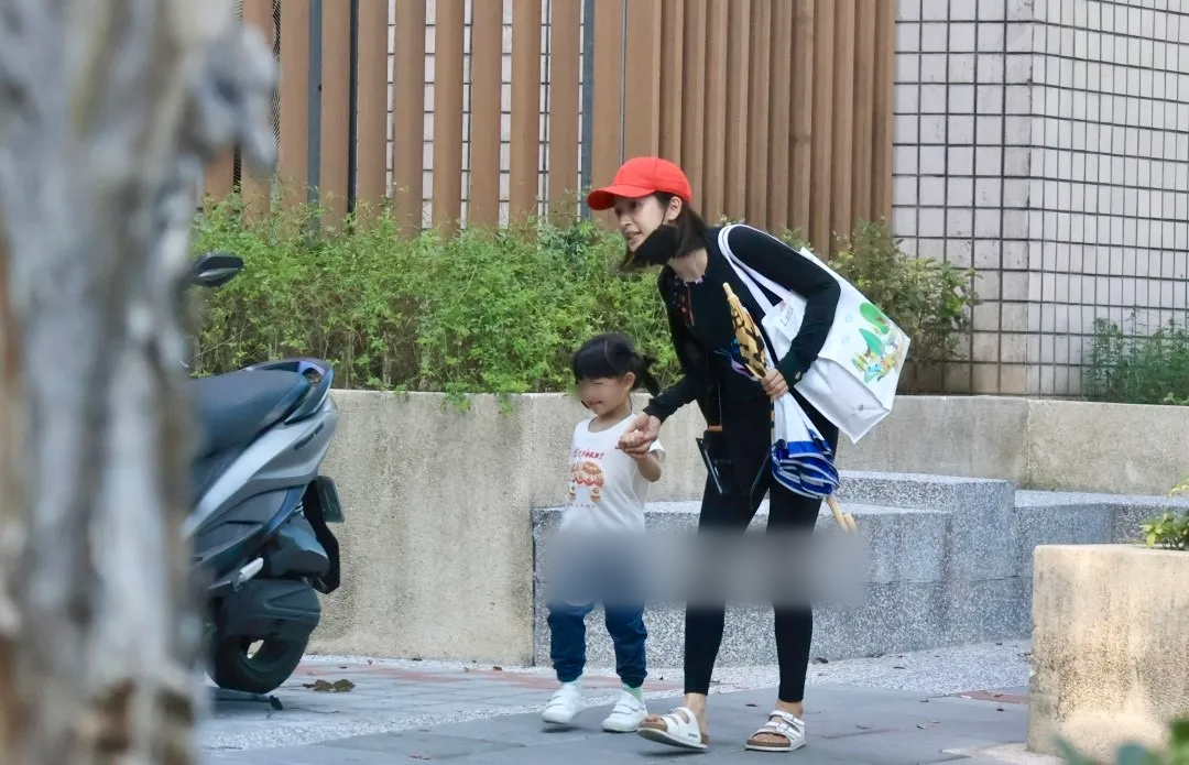 林依晨3岁女儿首曝光,她独自接娃操碎心,与丈夫长期分居情不变