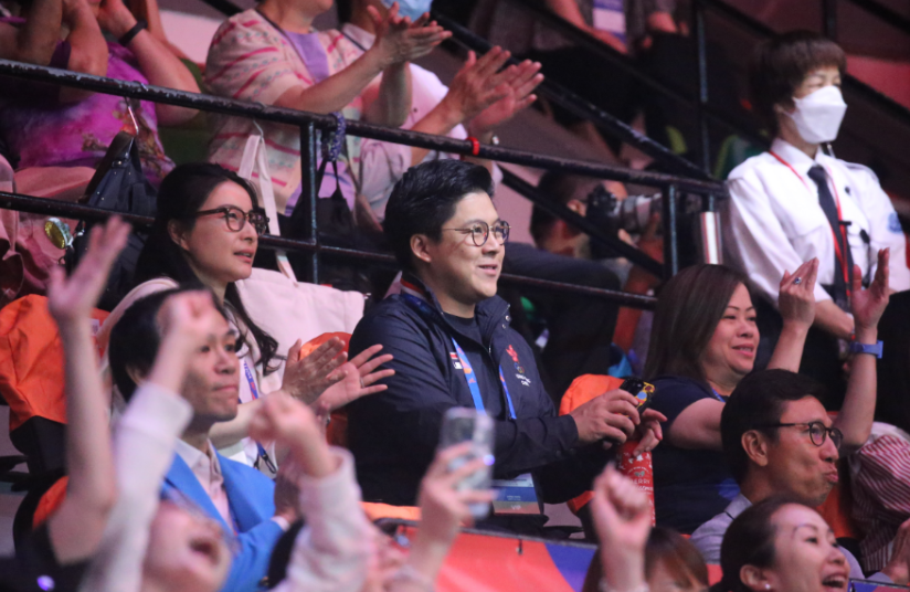 霍启刚高调秀恩爱,甜搂妻子庆祝女排获胜,郭晶晶42岁反而更漂亮了