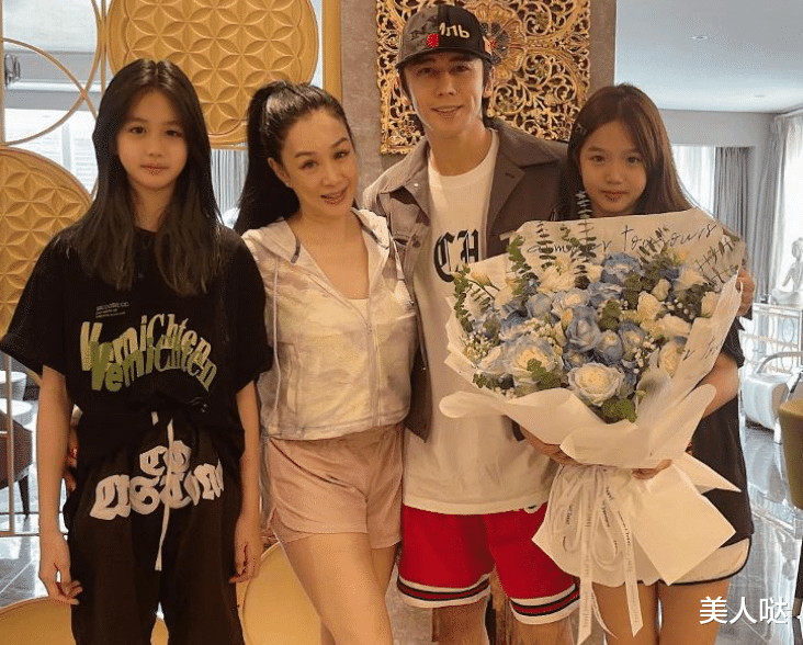 钟丽缇一家六口来拜年，穿高开叉红裙美丽动人，与大10岁婆婆同框竟似奶奶和孙女