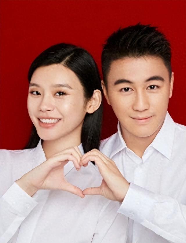 奚梦瑶小年夜现身医院！小腹隆起老公贴心陪同，心情不佳男方安慰！