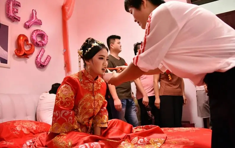 老板结婚,员工们纠结随多少份子钱,一看到请帖上8个字羞红了脸