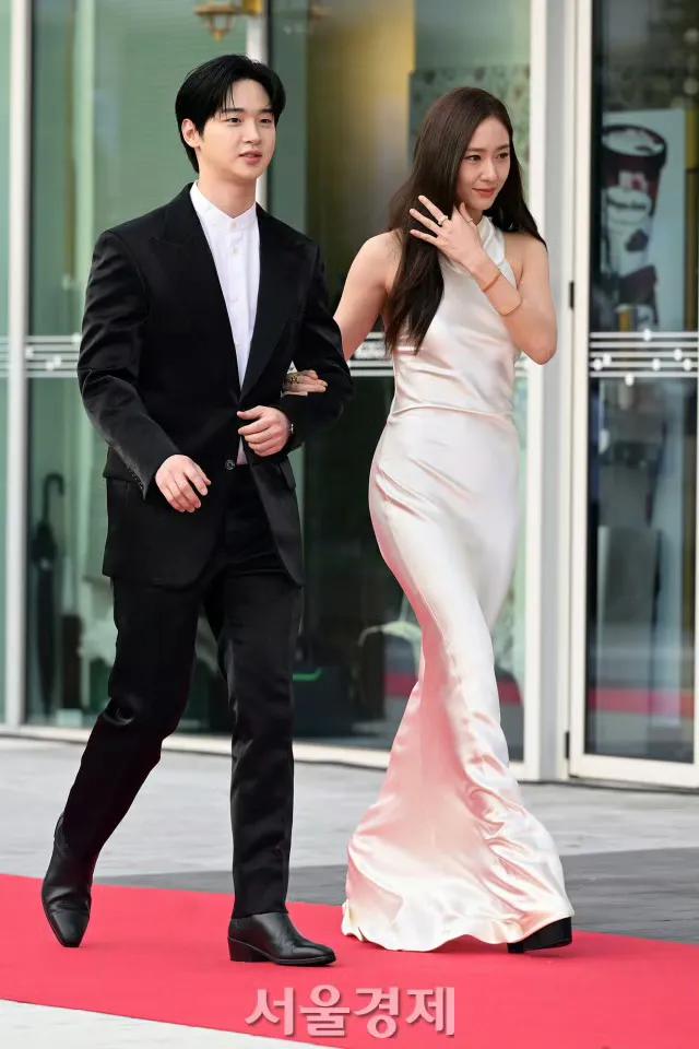 孙艺珍时隔四年走电影红毯，她穿白裙比心很甜美，29岁郑秀晶输了