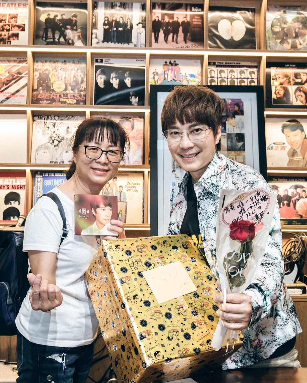 57岁邰正宵近照曝光,面容年轻斯文毫无老相,与歌迷互动感动泪崩