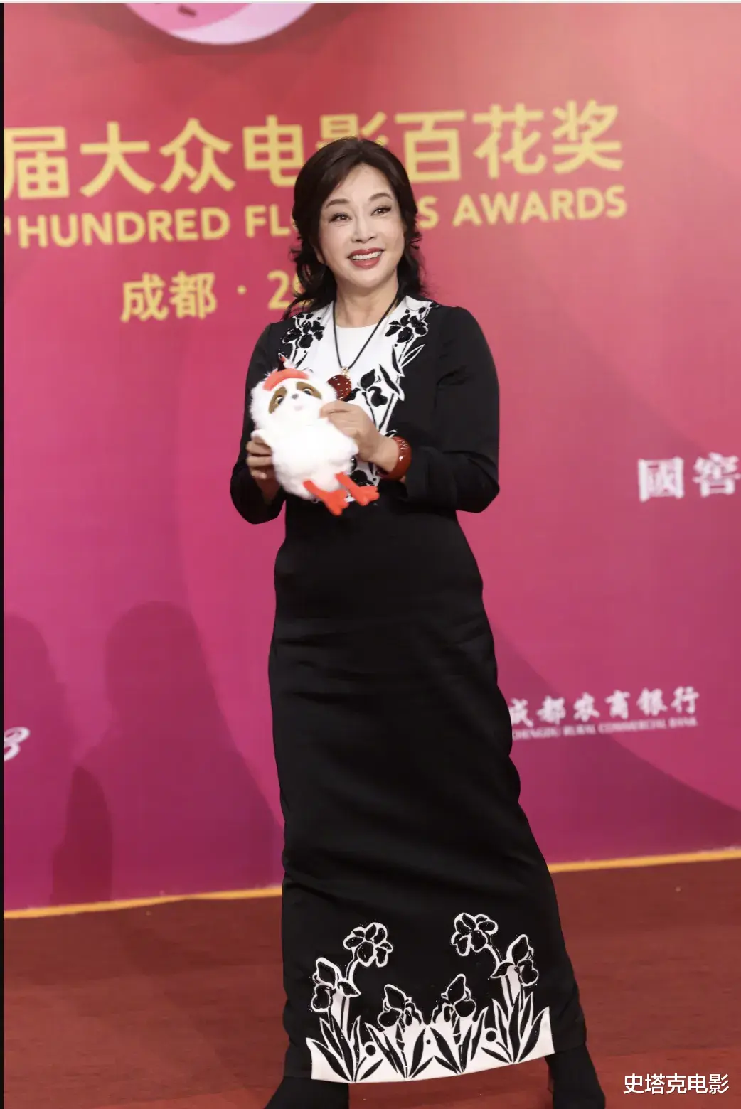 百花奖红毯出炉：高叶「腰臀比」亮了，殷桃神V优雅，73岁刘晓庆绝了