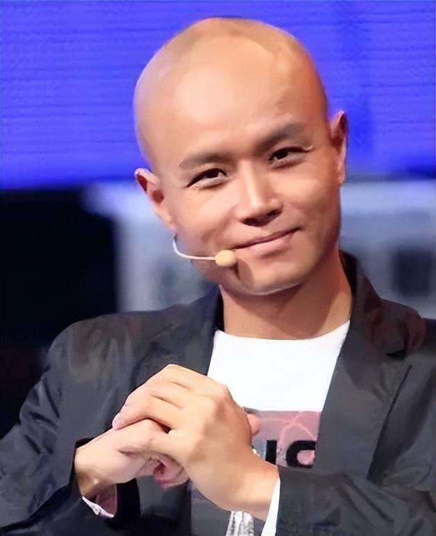 移居美国,开豪车住豪宅,48岁的乐嘉,已经被迫走上了另一条大道