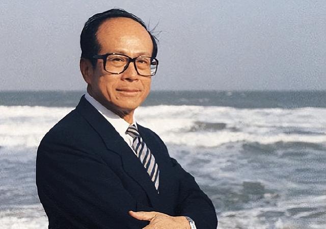 96岁李嘉诚千亿身价也带不走,最终还是油尽灯枯,留下一个传奇
