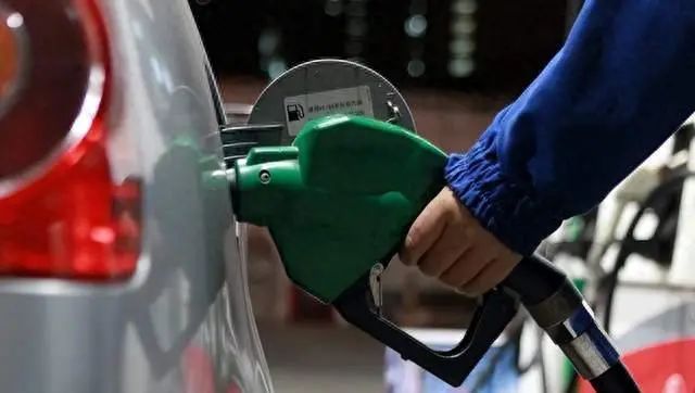 工信部：鼓励发展燃油车，国家竟不再淘汰燃油车了？车主：刚买的新能源咋办？