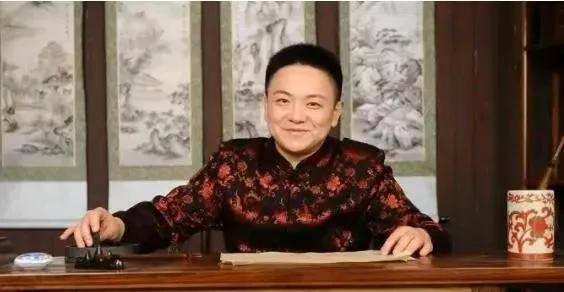 王汝刚拜年被吐槽?网友喊他别光打广告,多搞滑稽戏!