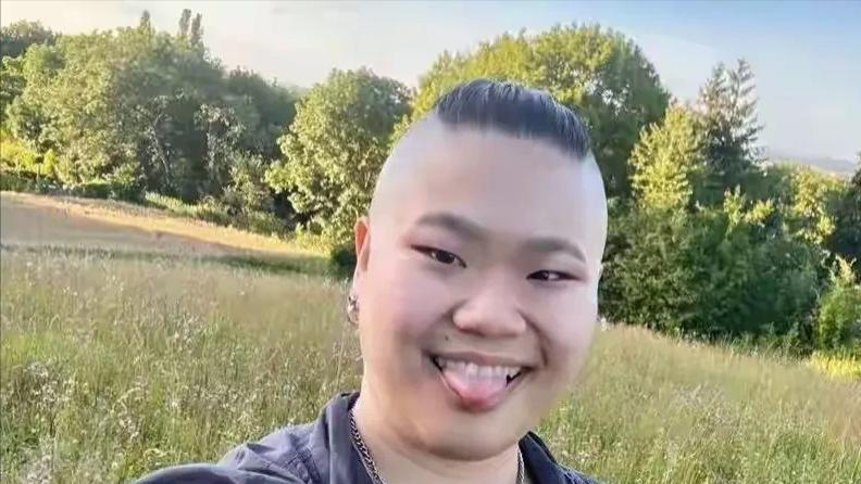 毕福剑28岁女儿国外近况曝光：简直太像岳云鹏，穿衣发型完全男性化