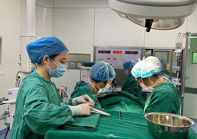 医生忠告：患上高血压的人，一定要补充3种维生素，预防脑梗上门