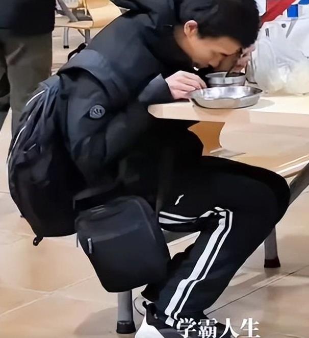 北大韦神近照曝光,穿千元名牌喝3块农夫,反差日常引发网友争议