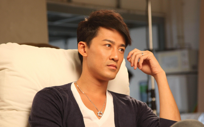 张馨月晒图,林峰强打精神拍照像被吸干阳气,戴老头帽疑似秃顶!