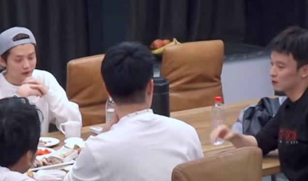 大瓜！顶流鹿晗公开致歉，全平台被禁止关注，网友：关晓彤亏了