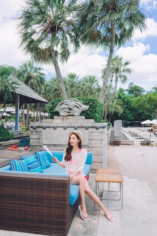 孙允珠：纯色爱丽丝网纱碎花星点罩衫