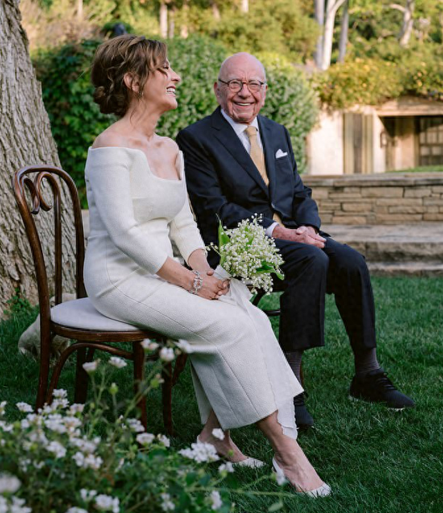 93岁默多克第5次大婚，邓文迪惊喜现身祝贺，与67岁新娘子是闺蜜