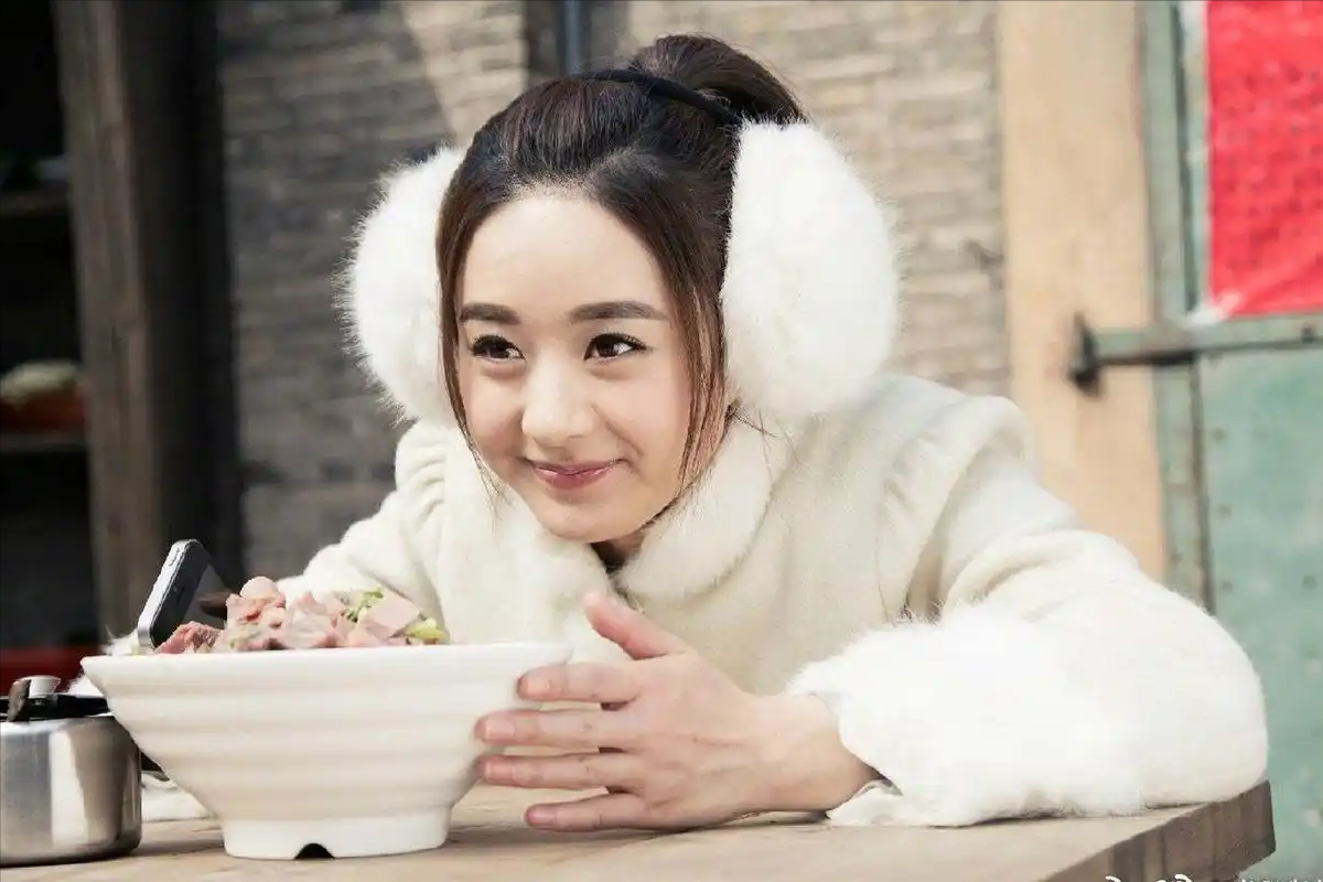 赵丽颖爆了!人民日报海外版点名,她这次连幕后都玩明白了?