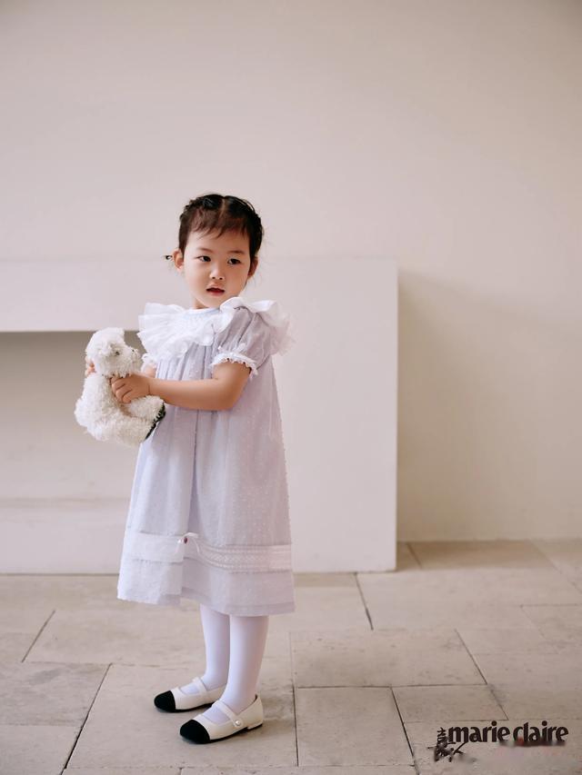 朱珠六一携女儿上杂志，将满3岁王珠宝完美复制妈妈的小梨涡