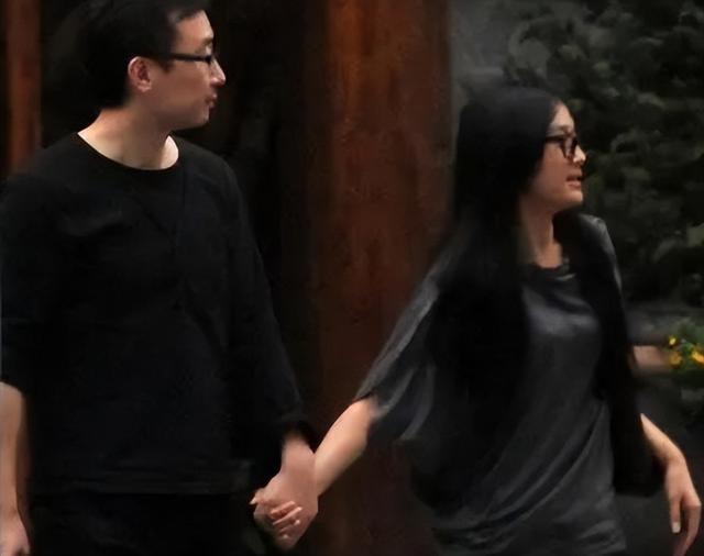 53岁陆川晒儿女正脸照,9岁儿子与3岁女儿酷似妈妈胡蝶,像龙凤胎