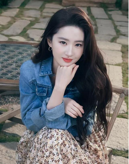 \刘亦菲金鹰奖入围资格遭撤!国籍风波引爆娱乐圈,网友直呼:难以置信!\