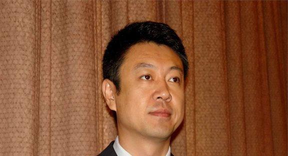 他是央视最帅男主持,三婚娶小10岁歌唱家,如今一家四口其乐融融