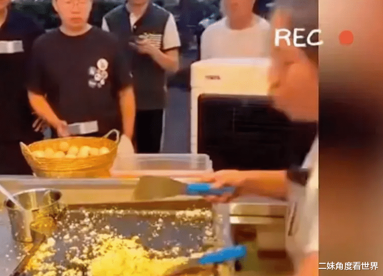 炒饭炒出了境界！做一份炒饭，800个假动作！看网友评论笑不活了