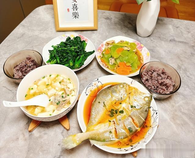 上海丁克夫妻晒二人食伙食走红朋友圈:一周花200元,一年攒25万