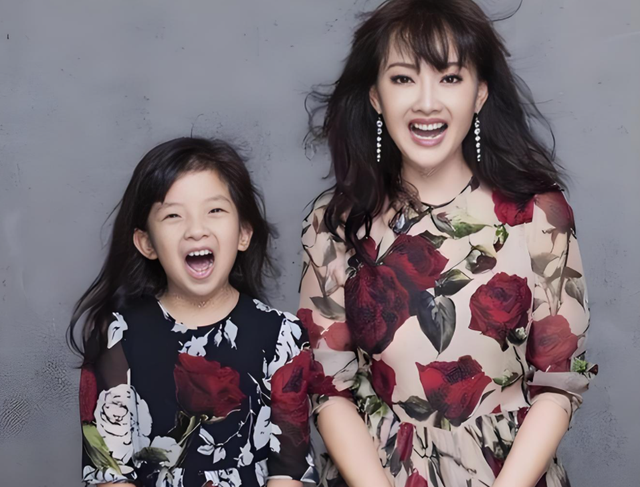 52岁牛莉疑官宣离婚，和刘亚东最后合影曝光，评论区一片祝福！