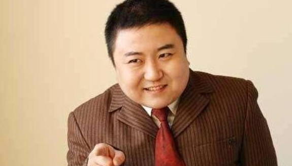 |曾搭档冯巩上春晚爆火的他，为何一夜之间成了百万诈骗犯，锒铛入狱