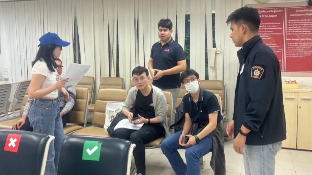 王星今日回国，女友嘉嘉首度曝光，独立果敢智慧的大女主既视感