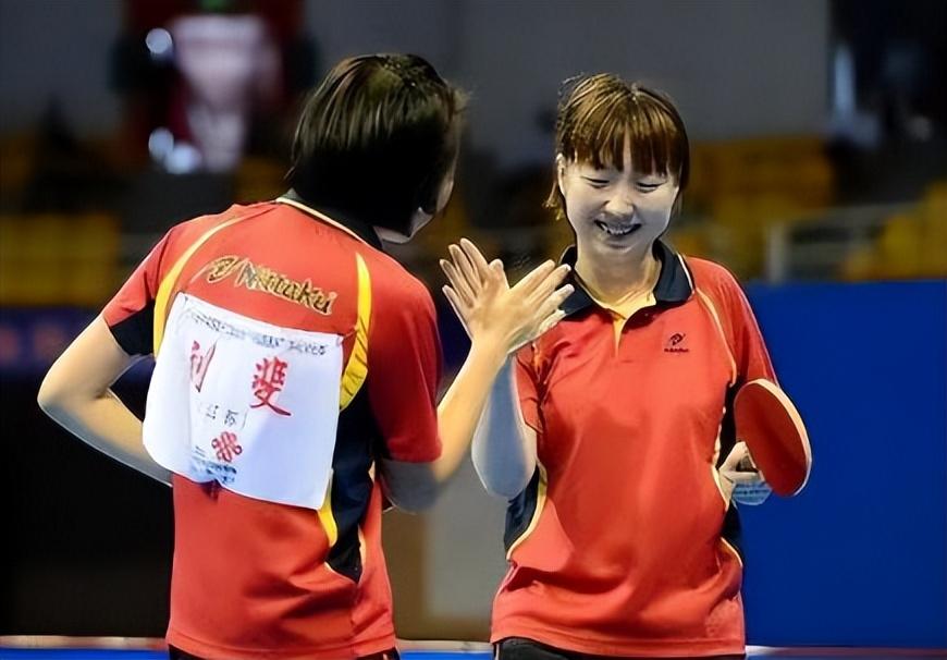 她年少出名,却因跟王皓恋爱被蔡振华开除,如今儿女双全生活幸福