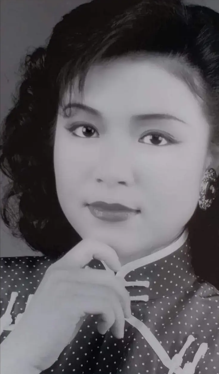 张凤妮：闷葫芦竞选港姐成名，嫁小7岁大马富商，生3个漂亮女儿