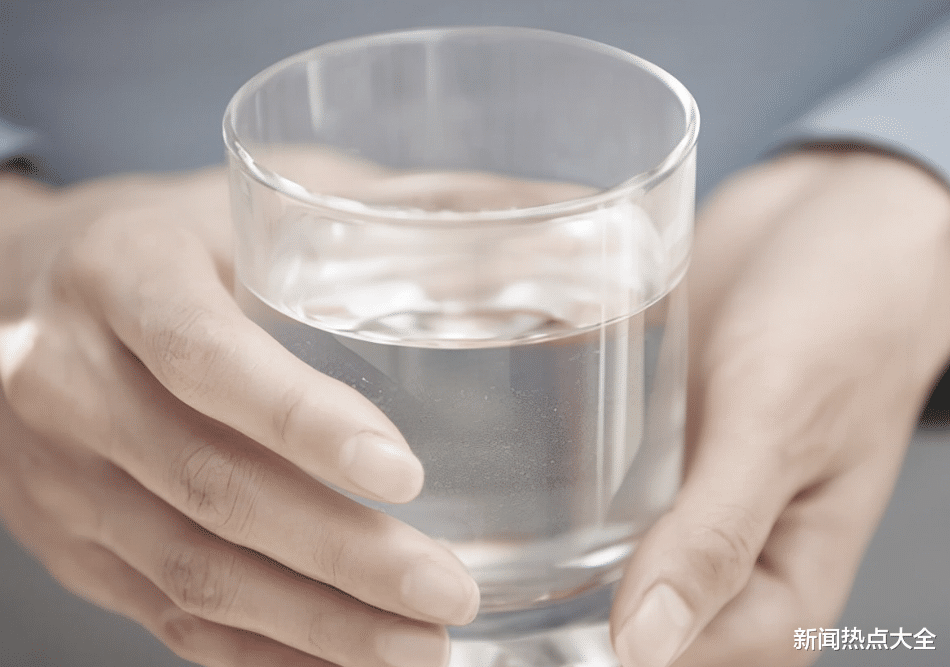 再这样喝水，你的肾就废了！医生提醒：2种喝法, 是在给肾上刑