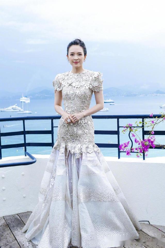 露脑门都美的8位女星,别人发际线遮遮掩掩,她们“大光明”更飒