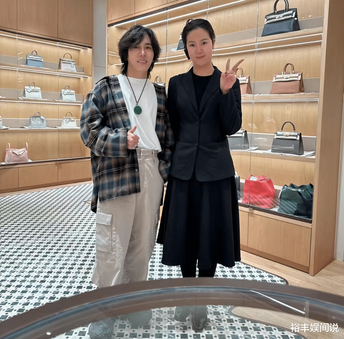 网红王红权星奢侈品店开业好牛!金巧巧杨子助阵,花海足足200米