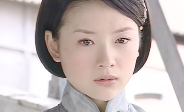 上海这一夜，被“又矮又老”的董洁惊艳，不站C位却艳压热巴金晨