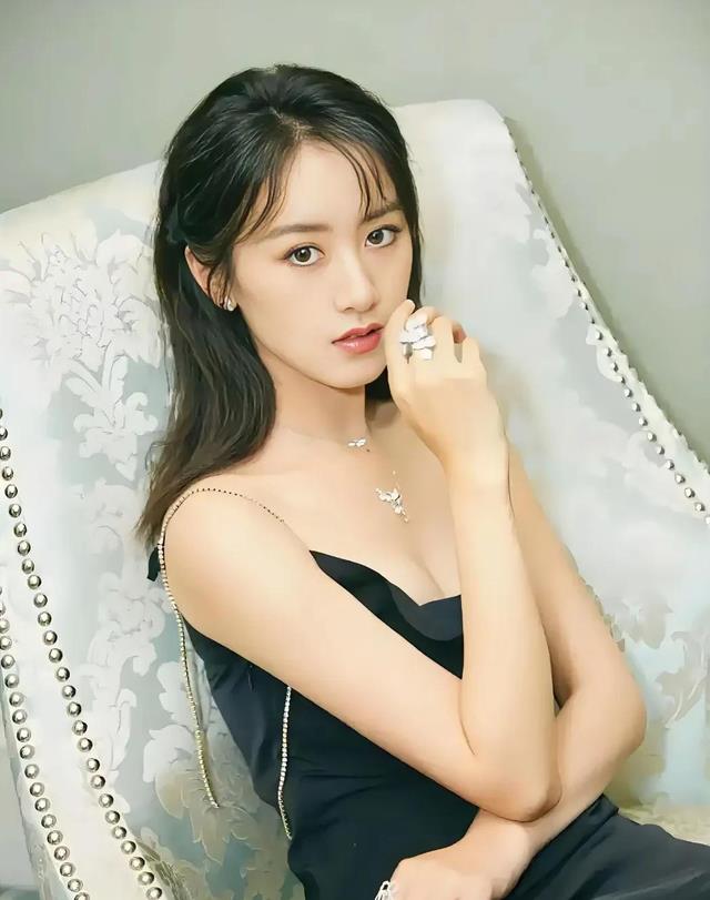 袁冰妍清纯写真,人间至甜,乍看有点像赵丽颖,她俩谁更动人