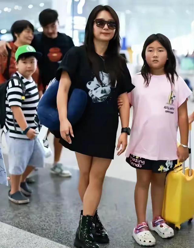 赫子铭儿子显独立,出门推行李箱不求助继父,七宝无视刁磊亲儿子