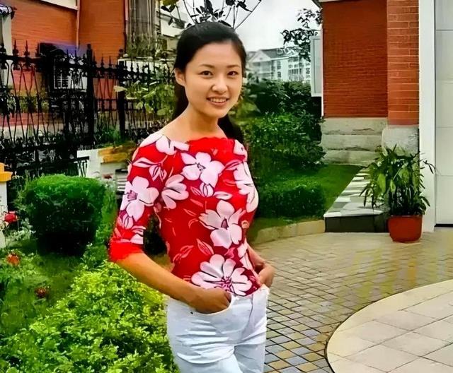 央视一姐周涛,顶董事长头衔主持中传校庆,网友扒出20岁惊艳照