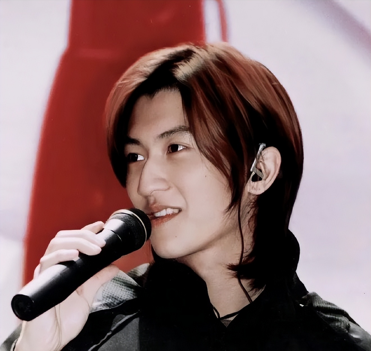 张柏芝大儿子新年首露面，正脸照曝光被指颜值不如谢霆锋