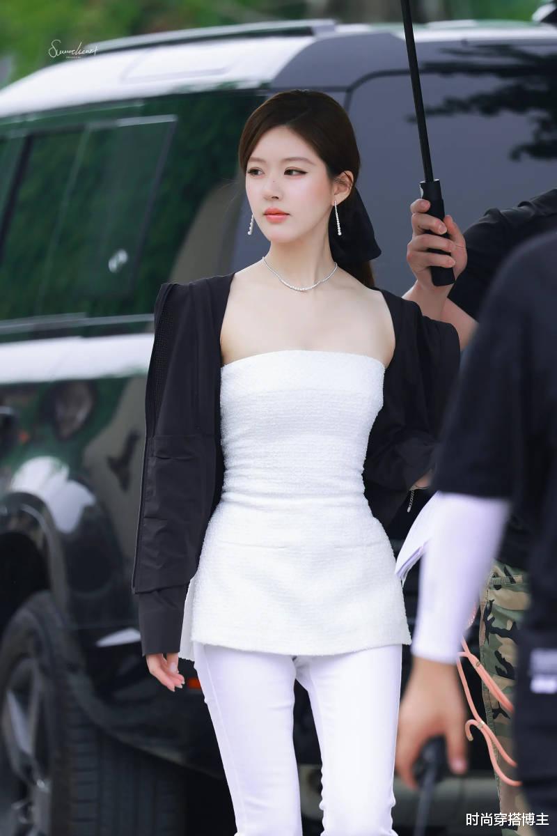 26岁赵露思被偶遇，壮汉保镖打伞一路护送，人群中白到发光