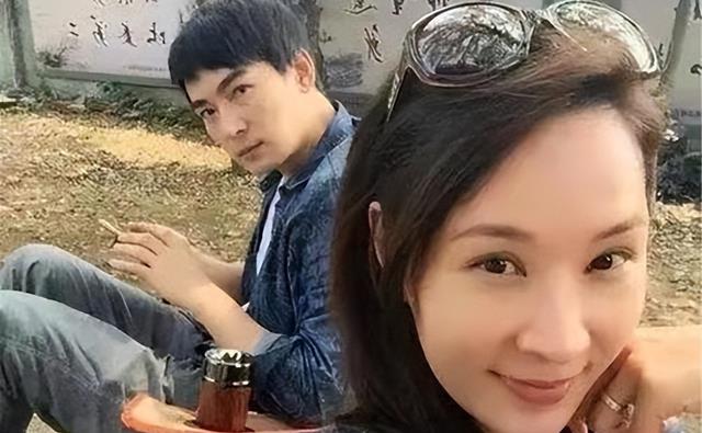 57岁焦恩俊地中海戴假发,走穴赚钱养俩女儿,身材倒是依旧能打