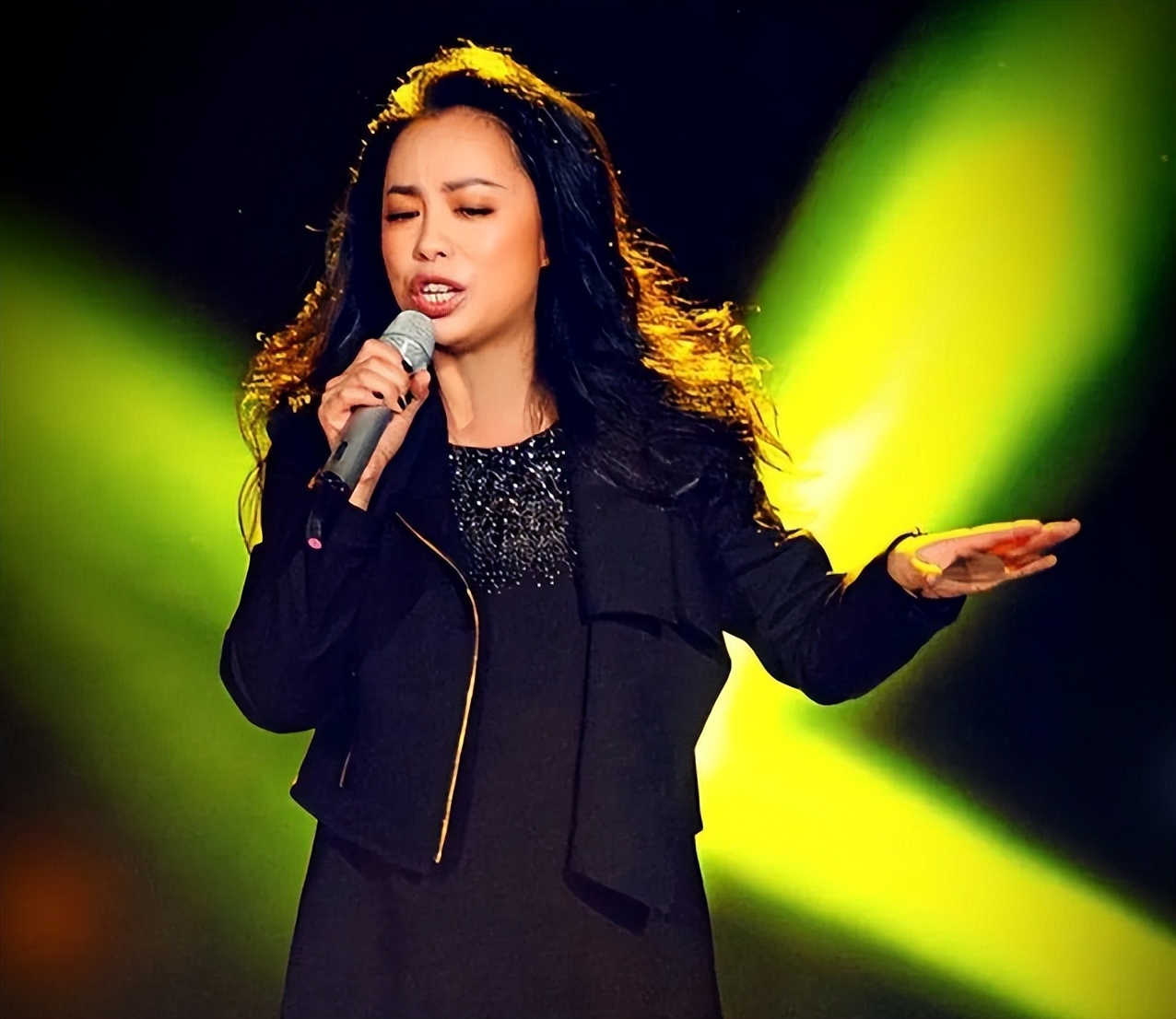 揭秘!周深、汪苏泷唱歌时都在摇头晃脑,为何揪着黄绮珊不放?